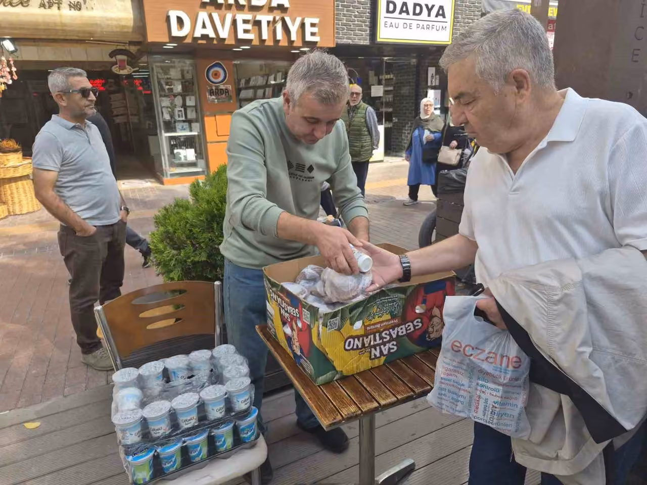 Eskişehir’de hayırseverler ile ihtiyaç sahiplerini buluşturan çaycı