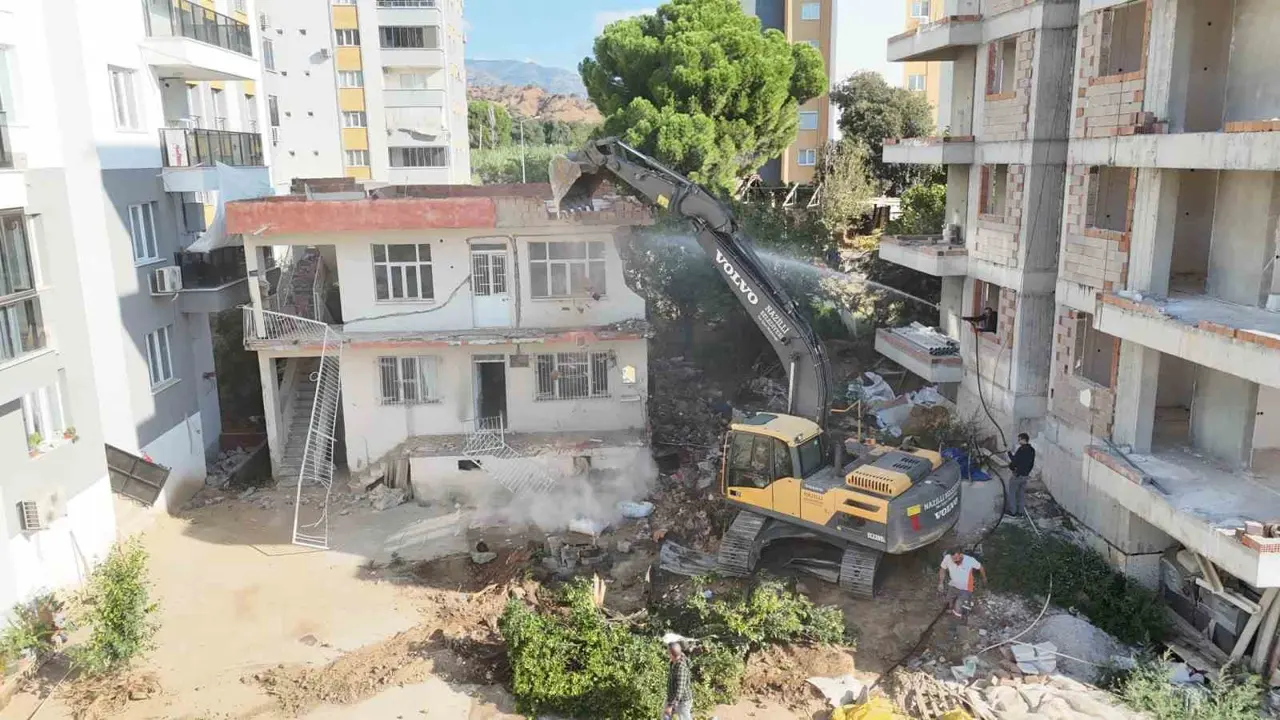 Metruk bina yıkıldı, trafik rahatlayacak