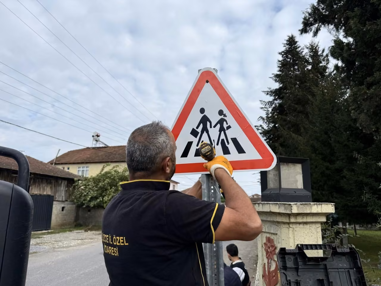Düzce’de köylerde trafik levhaları yenileniyor