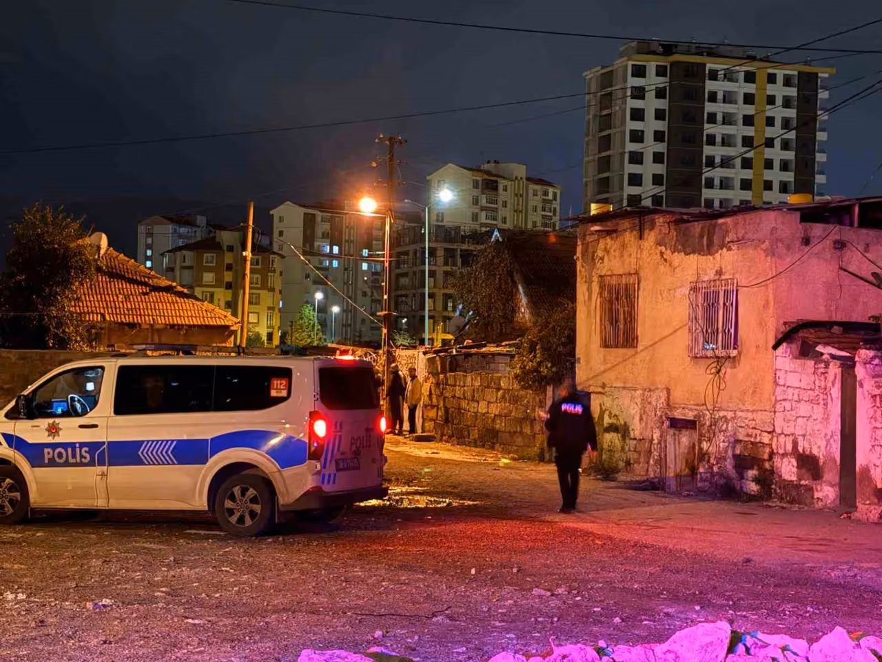 Prizi tamir ederken akıma kapılan genç yaralandı