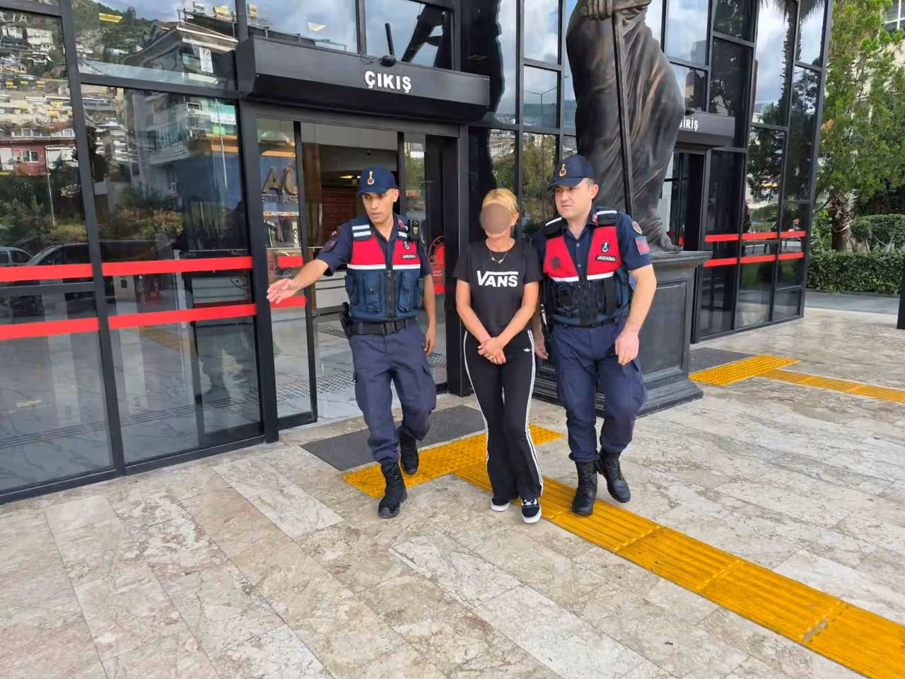 Polonyalı turist, alkollü kocasını iterek odaya çıkarmaya çalışırken ölümüne neden oldu
