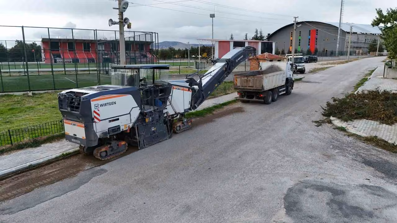 Bolvadin’de alt ve üst yapı çalışmaları sürüyor