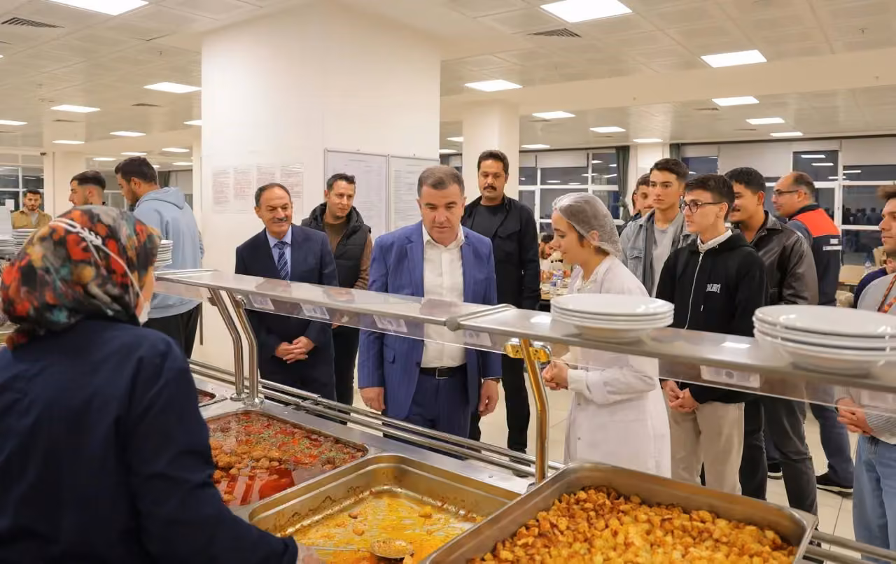 Vali Eldivan yurtlarda öğrencilerin taleplerini dinledi