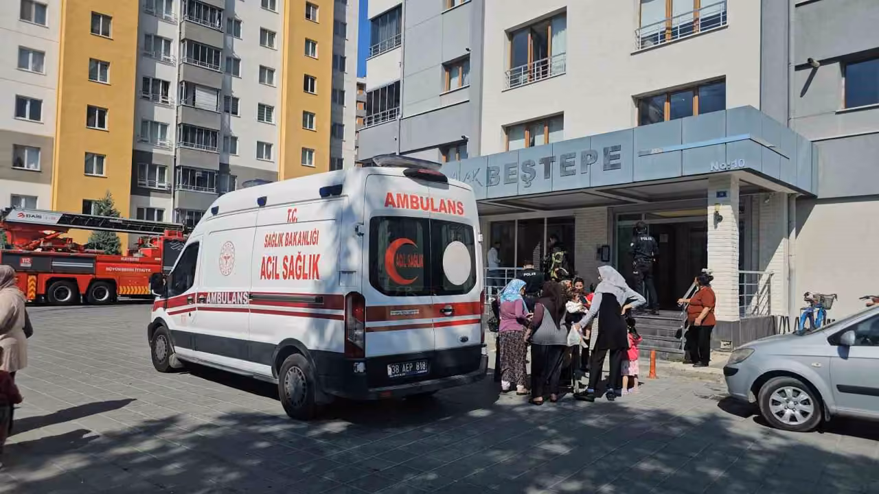 Apartmanda yangın paniği: 1 kişi dumandan etkilendi