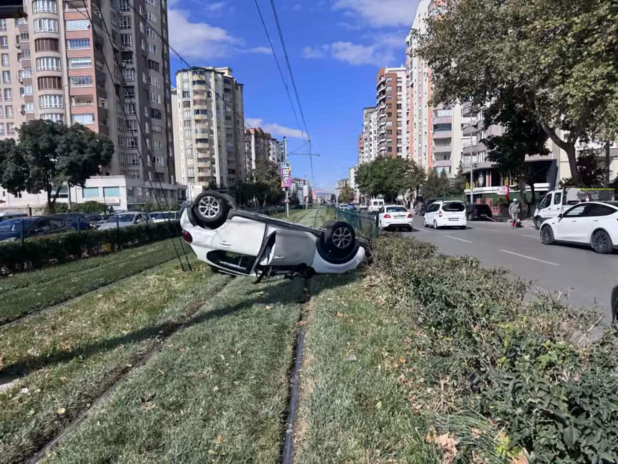 Kaza yapan otomobil takla atıp tramvay yoluna girdi: 1 yaralı