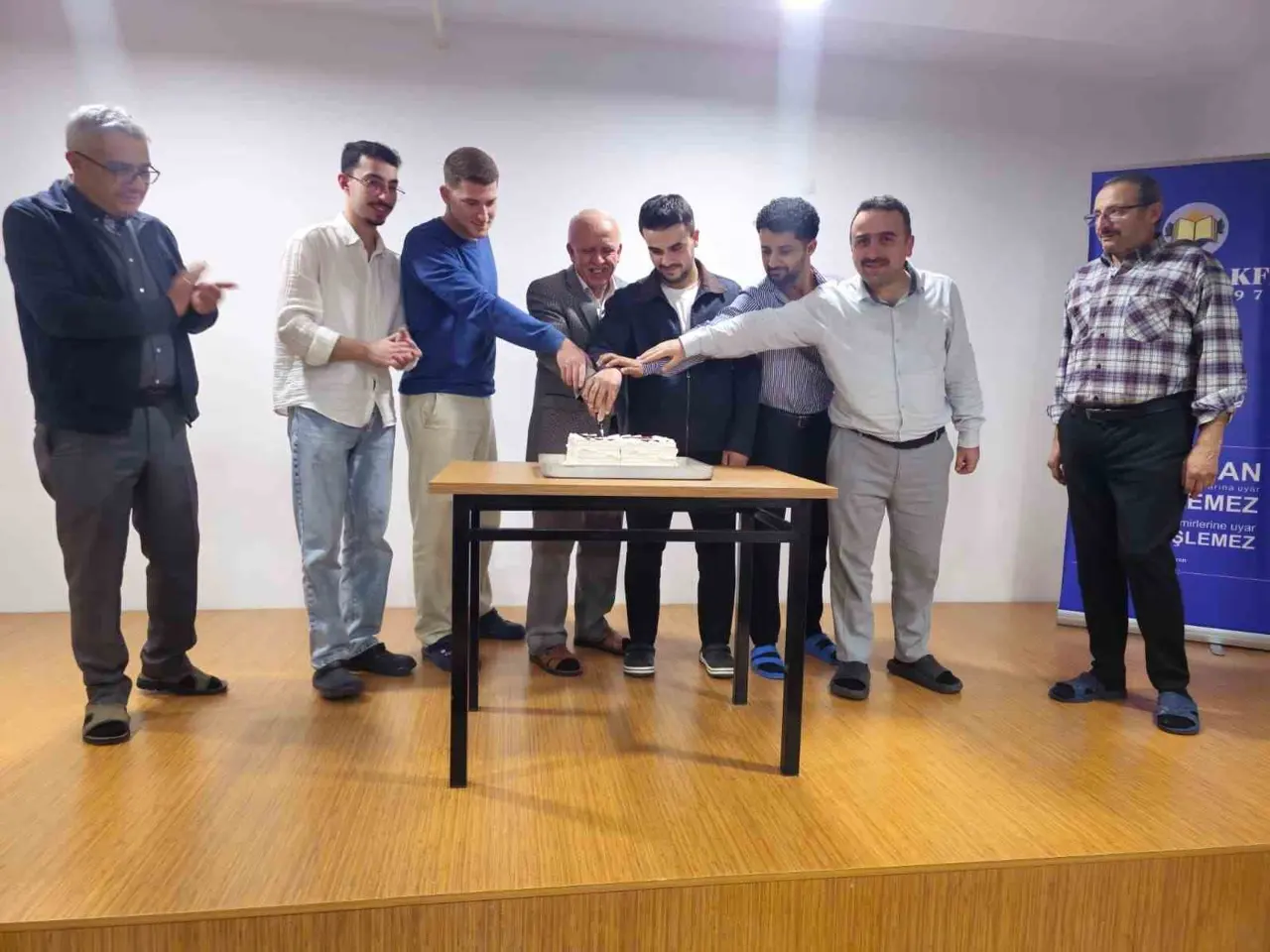 İhlas Vakfı Sıla Erkek Öğrenci Yurdunda kalan öğrenciler birlikte pasta kesti