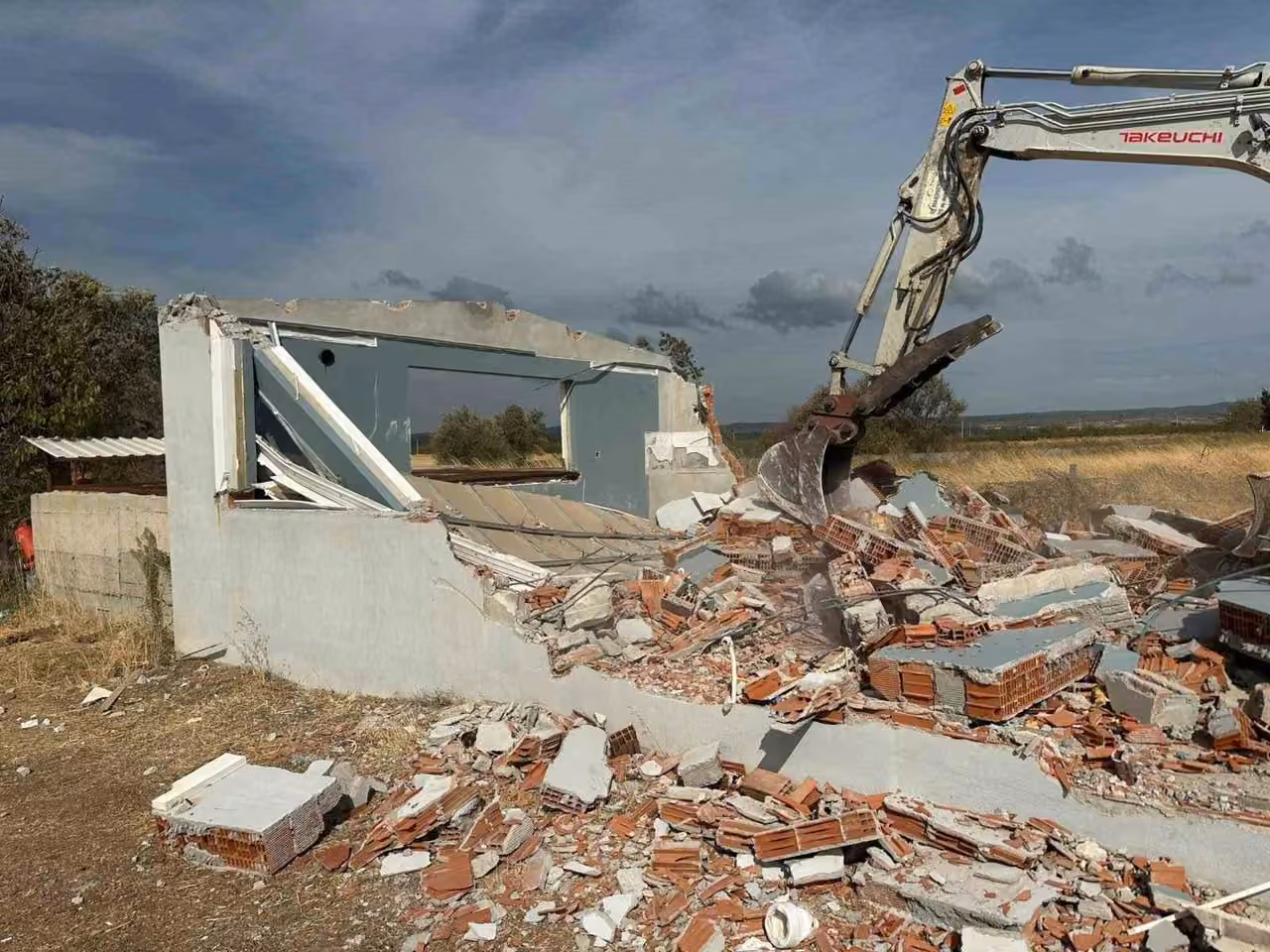 Çanakkale’de 21 kaçak yapı yıkıldı