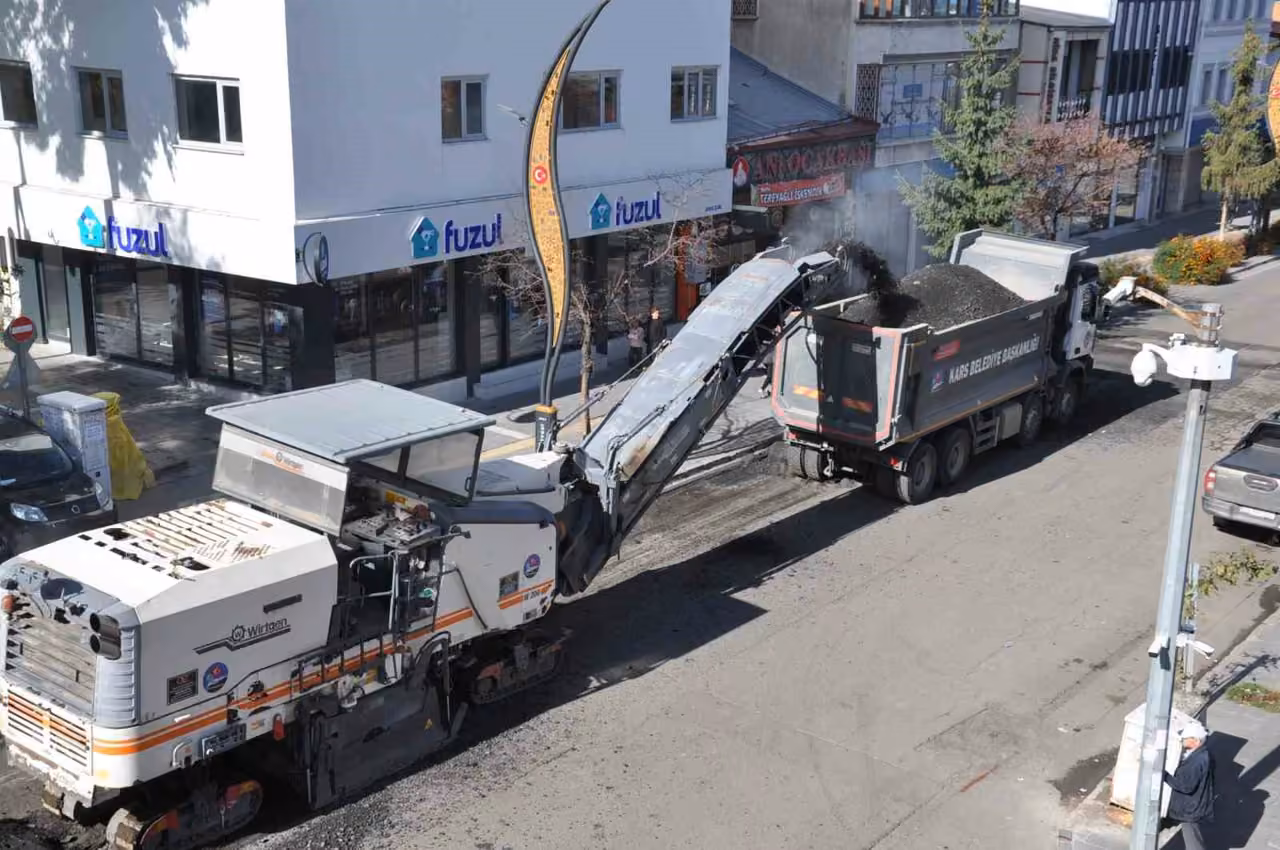 Kars’ta kar yağmadan asfalt seferberliği: Kazımpaşa Caddesi’nde söküm başladı
