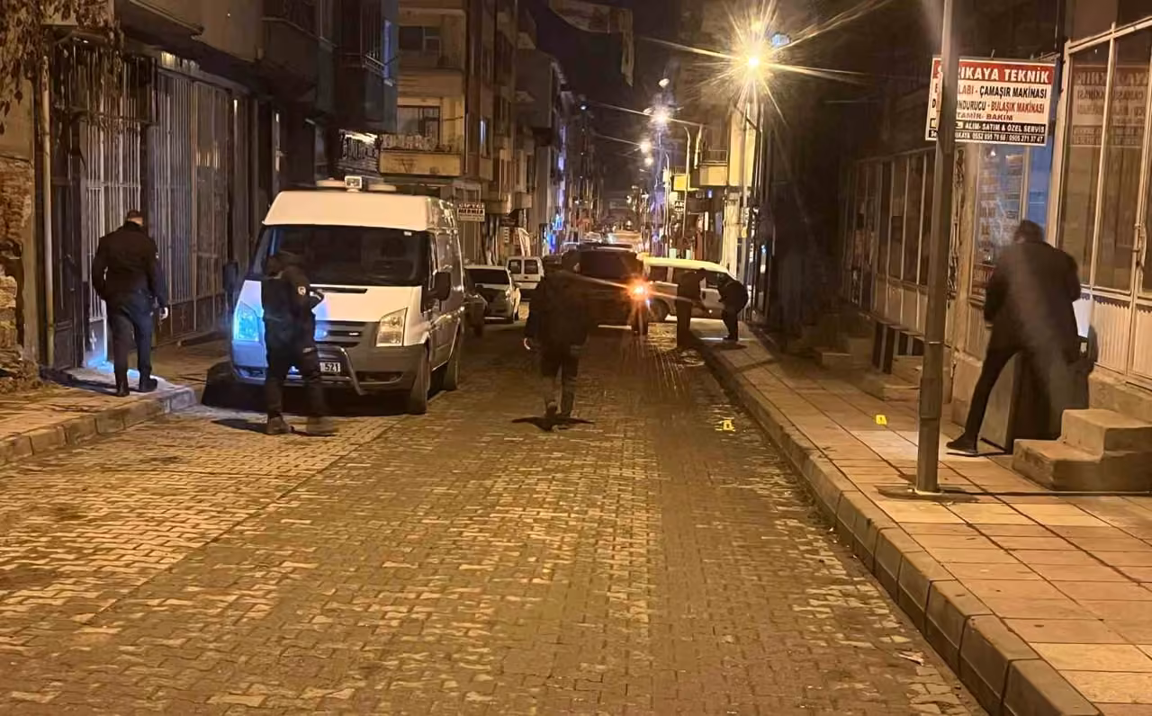 Bıçakladıkları kişiyi ağır yaralayan sanıklara hapis cezası