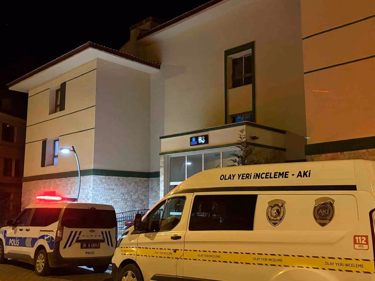 Facianın eşiğinden dönüldü: Rastgele açılan ateş pencereden girerek çocuğun akülü aracına isabet etti