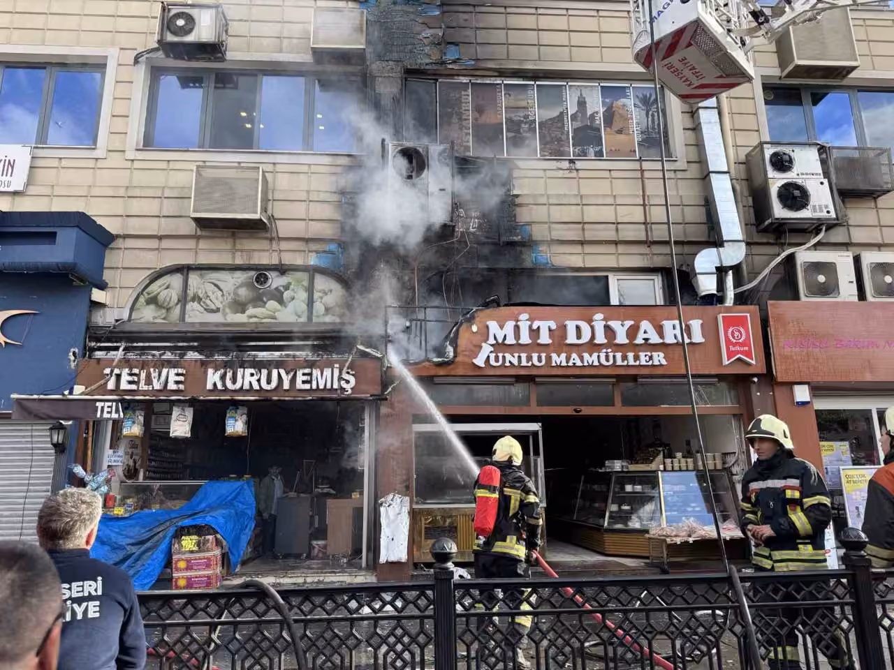 Kayseri’de işyerinde çıkan yangına, itfaiye ekipleri müdahale ediyor