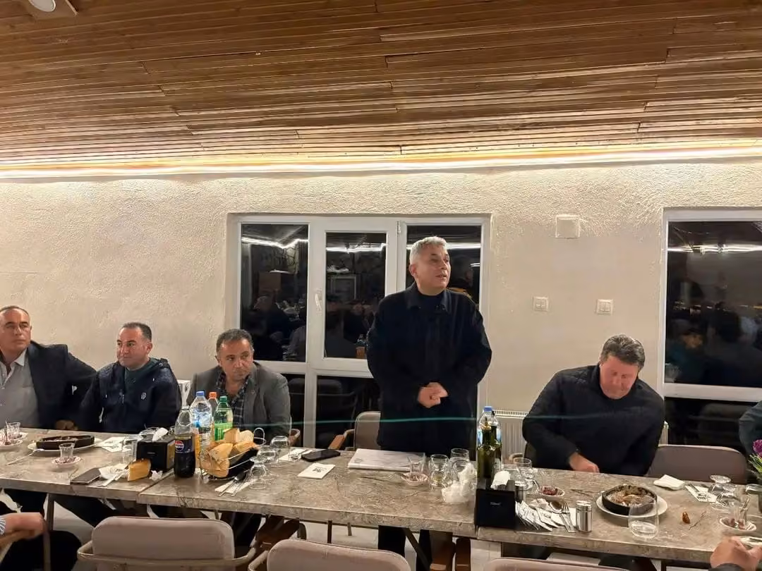 Çal Belediye Başkanı Ahmet Hakan emekleri için muhtarlara teşekkür belgesi verdi