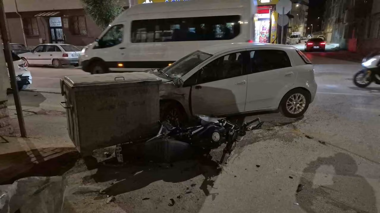 Eskişehir’de motosikletlinin yaralandığı feci kaza kamerada