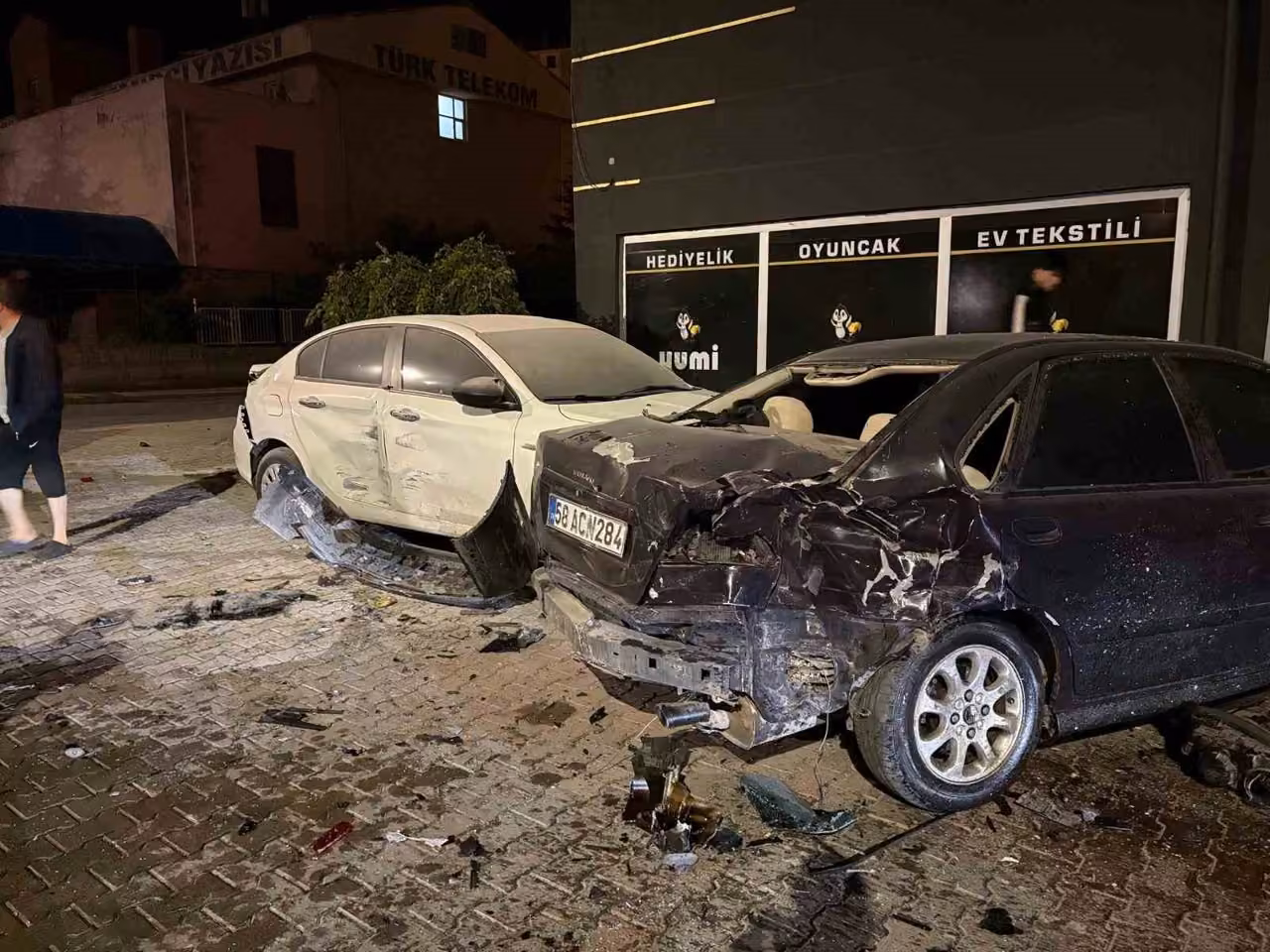 Kayseri’de park halindeki 3 araca çarpan otomobil, alev aldı: 2 yaralı