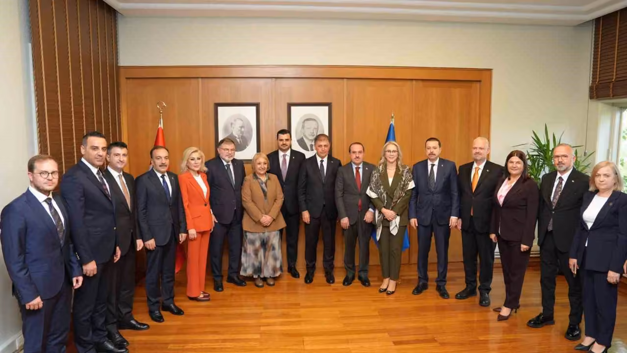 AK Parti İzmir heyeti Tarihi Şato’da bir araya geldi