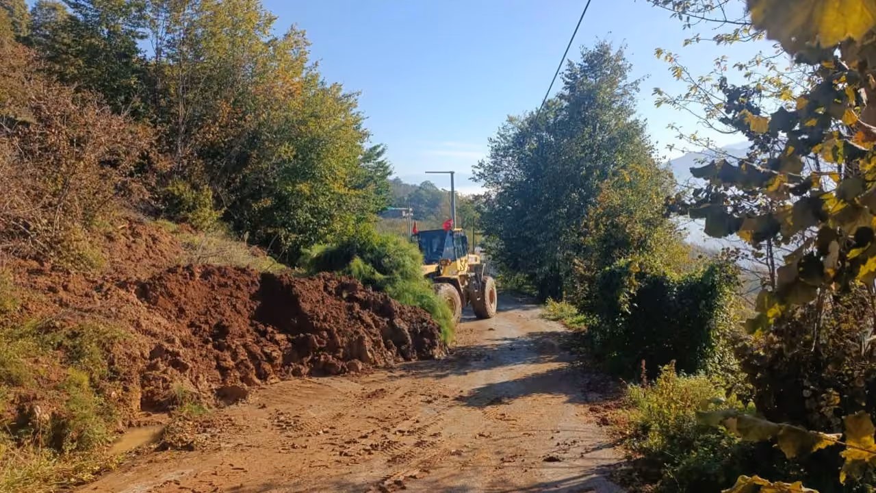 Gölyaka’da heyelan sonrası yolları güvenli hale getirdi