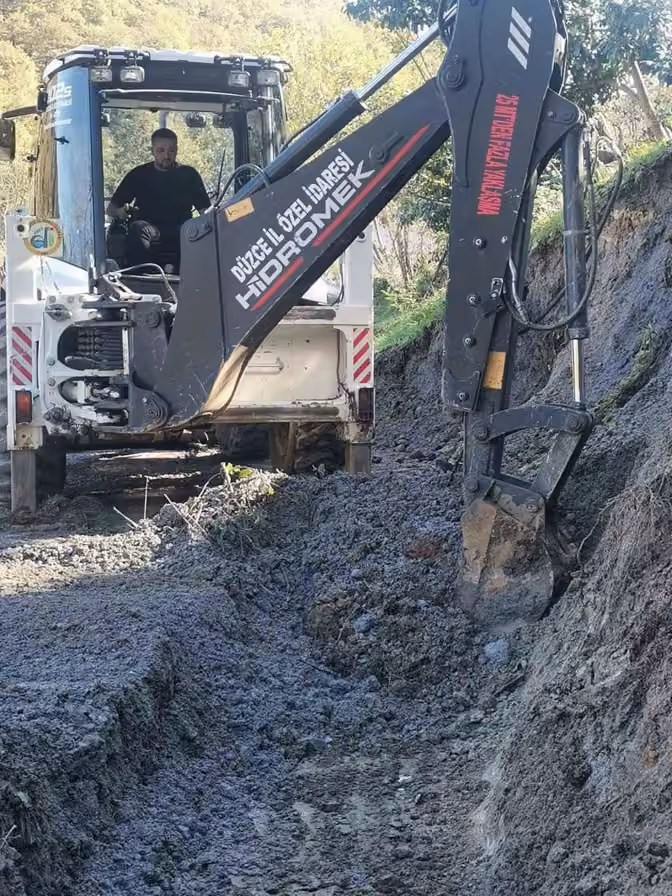 Kaynaşlı’da tıkanan su tahliye kanalları ve menfezler temizlendi