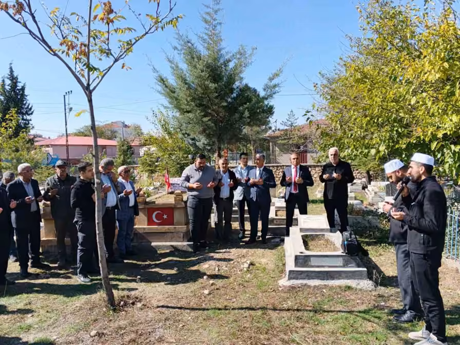 Malatyalı şehit polis Battal Günay kabri başında dualarla anıldı