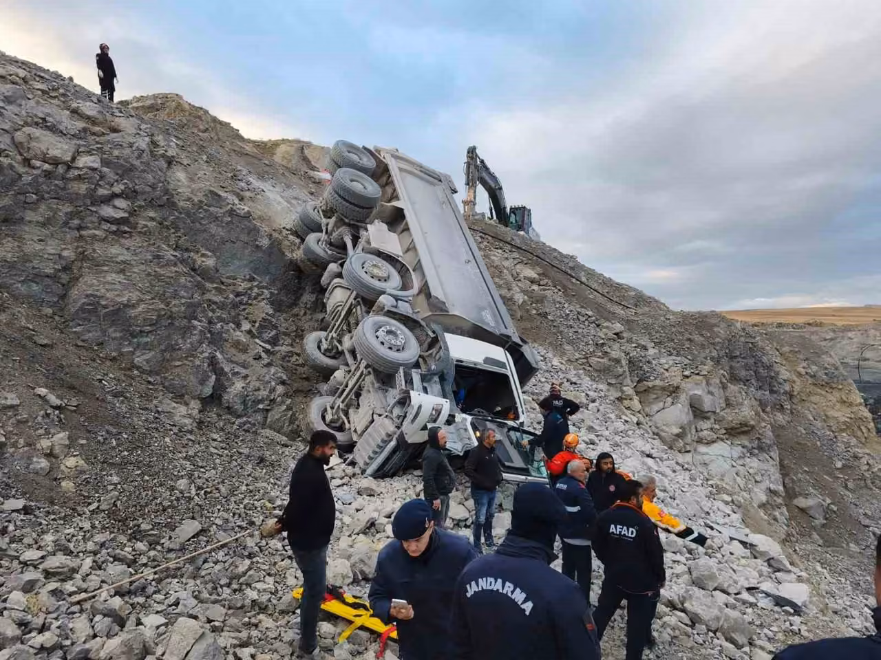 Sivas’ta taş ocağında kamyon devrildi, sürücüsü yaralandı