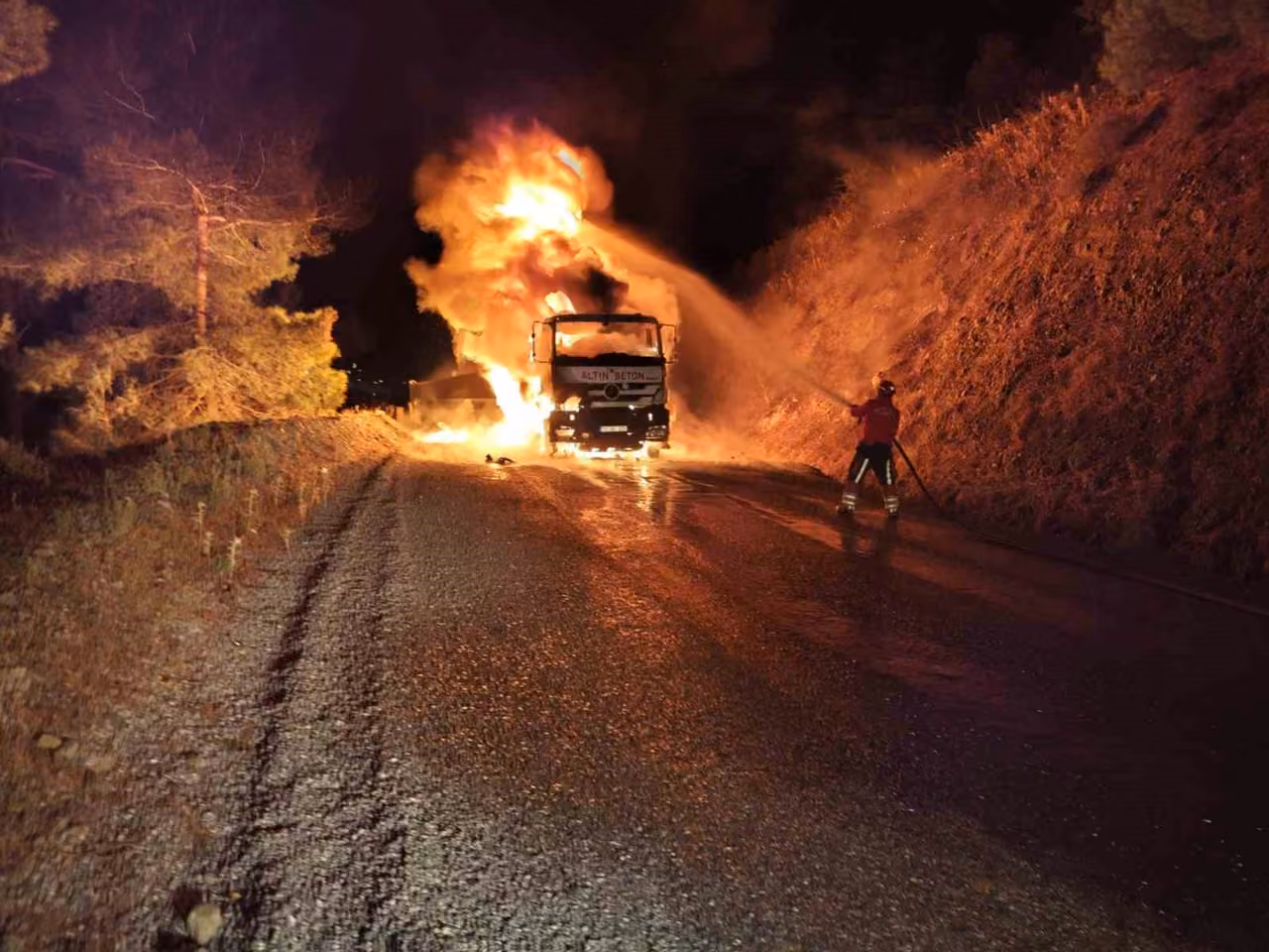 Havran’da kamyon alev alev yandı, orman ve maden ekipleri seferber oldu