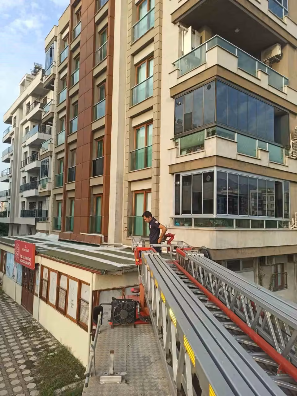 Payas’ta balkon boşluğunda mahsur kalan güvercin kurtarıldı