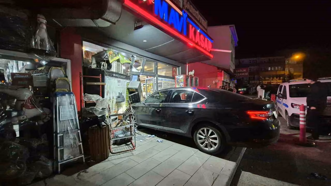 Sarıkamış’ta kontrolden çıkan otomobil iş yerine girdi