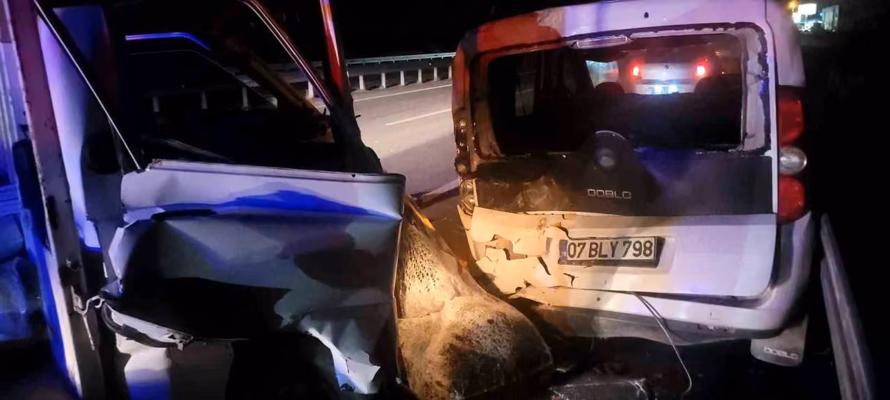 Alanya’da kamyonet park halindeki otomobile çarptı: 1 yaralı